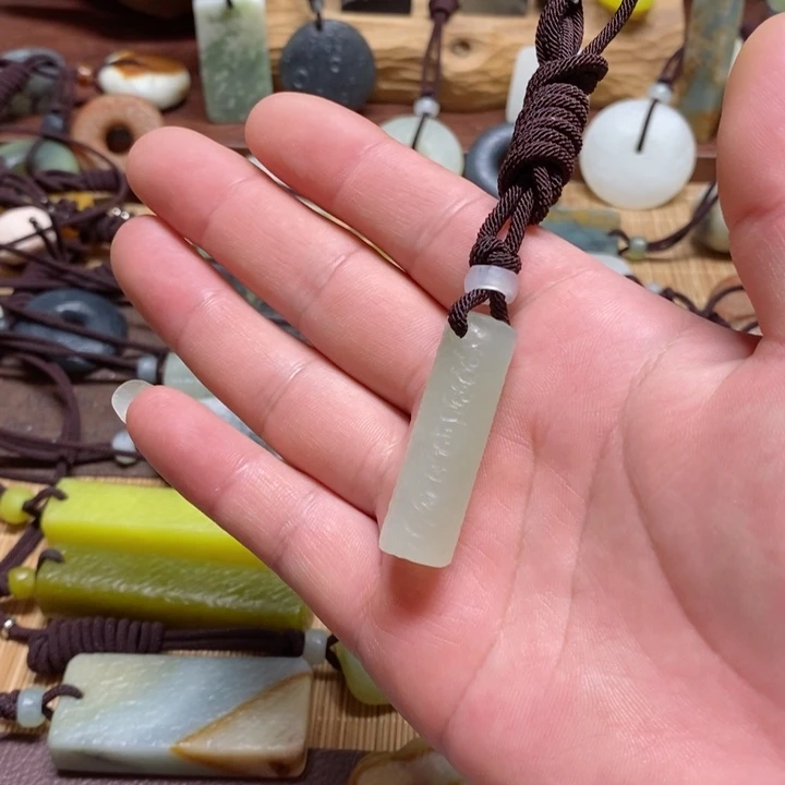 蛇纹石玉挂件未镶嵌