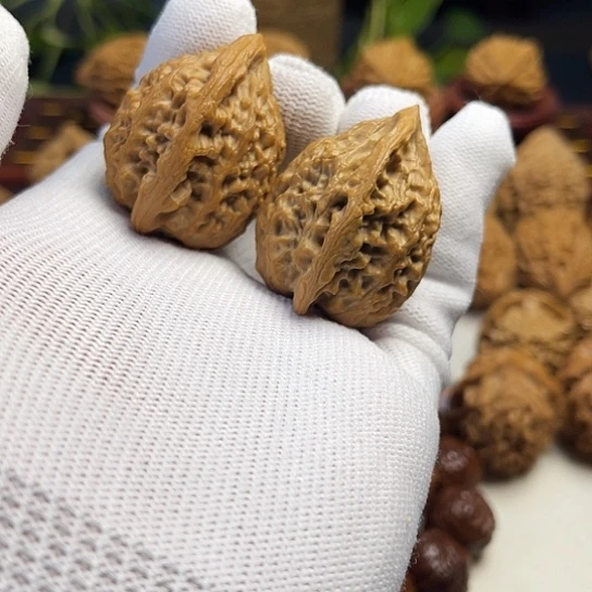 伊***伊核桃鸡心文玩核桃