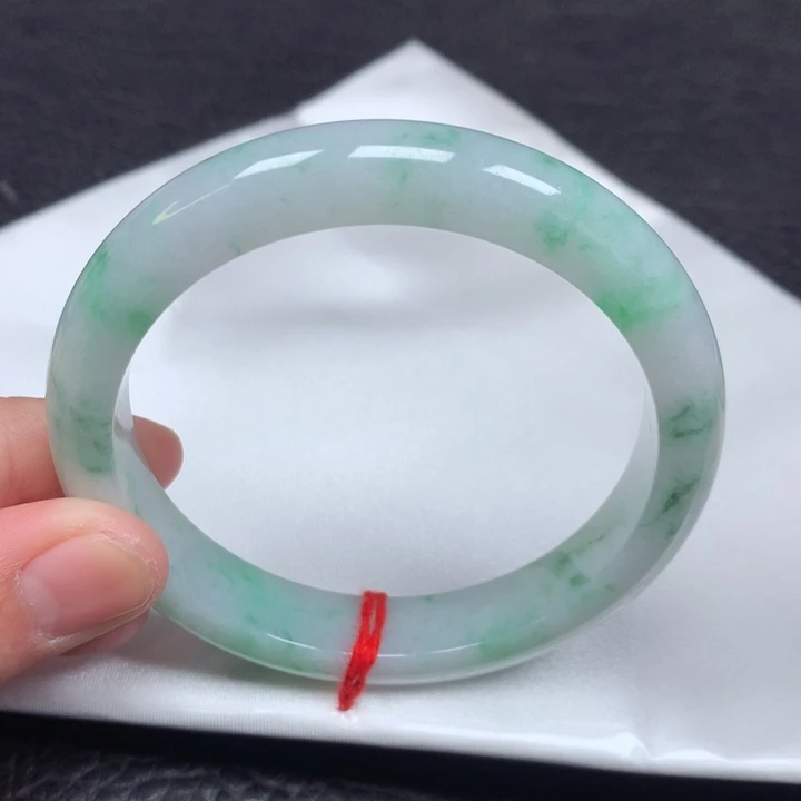 翡翠手镯未镶嵌。