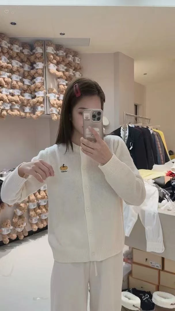 【济州岛】2025冬季：时刺绣卡通南瓜纽扣拼接针织开衫