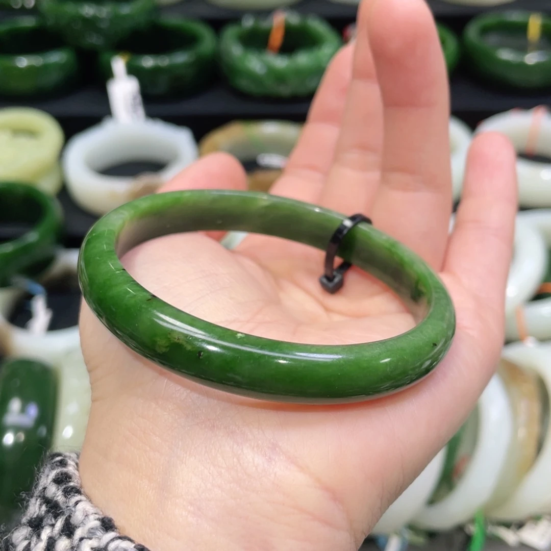 未镶嵌手镯和田玉1瑕疵