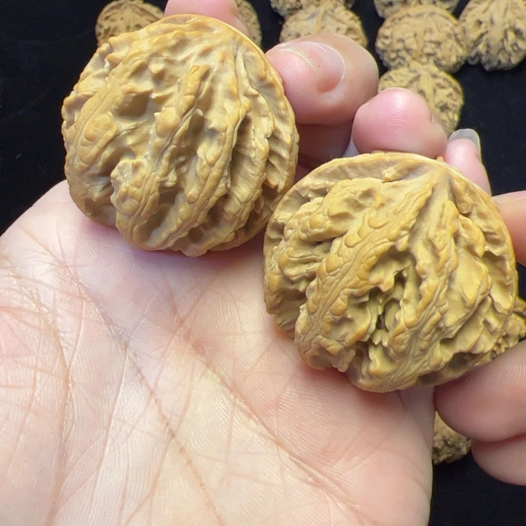 文玩核桃把件秦岭野生文玩核桃