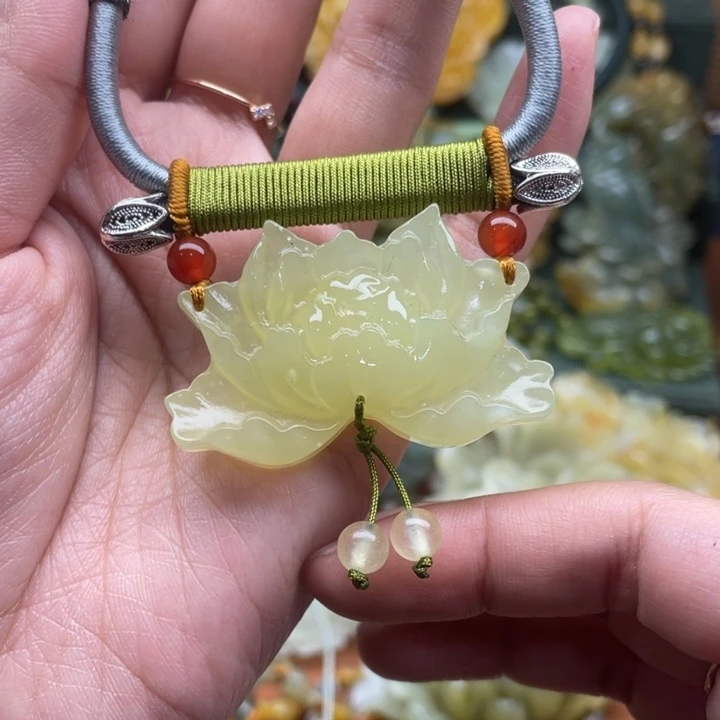 蛇纹石玉吊坠合金