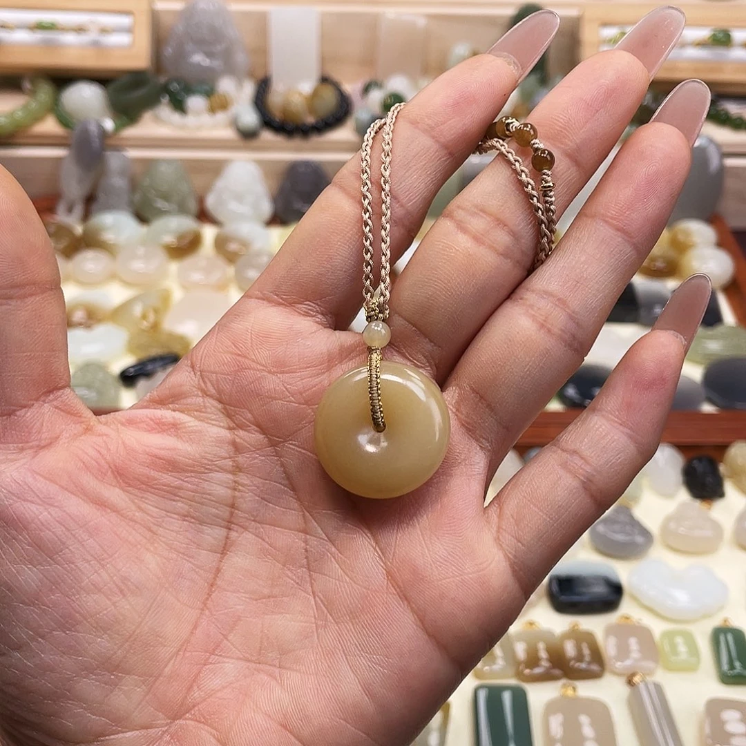 和田玉未镶嵌吊坠(赠链)