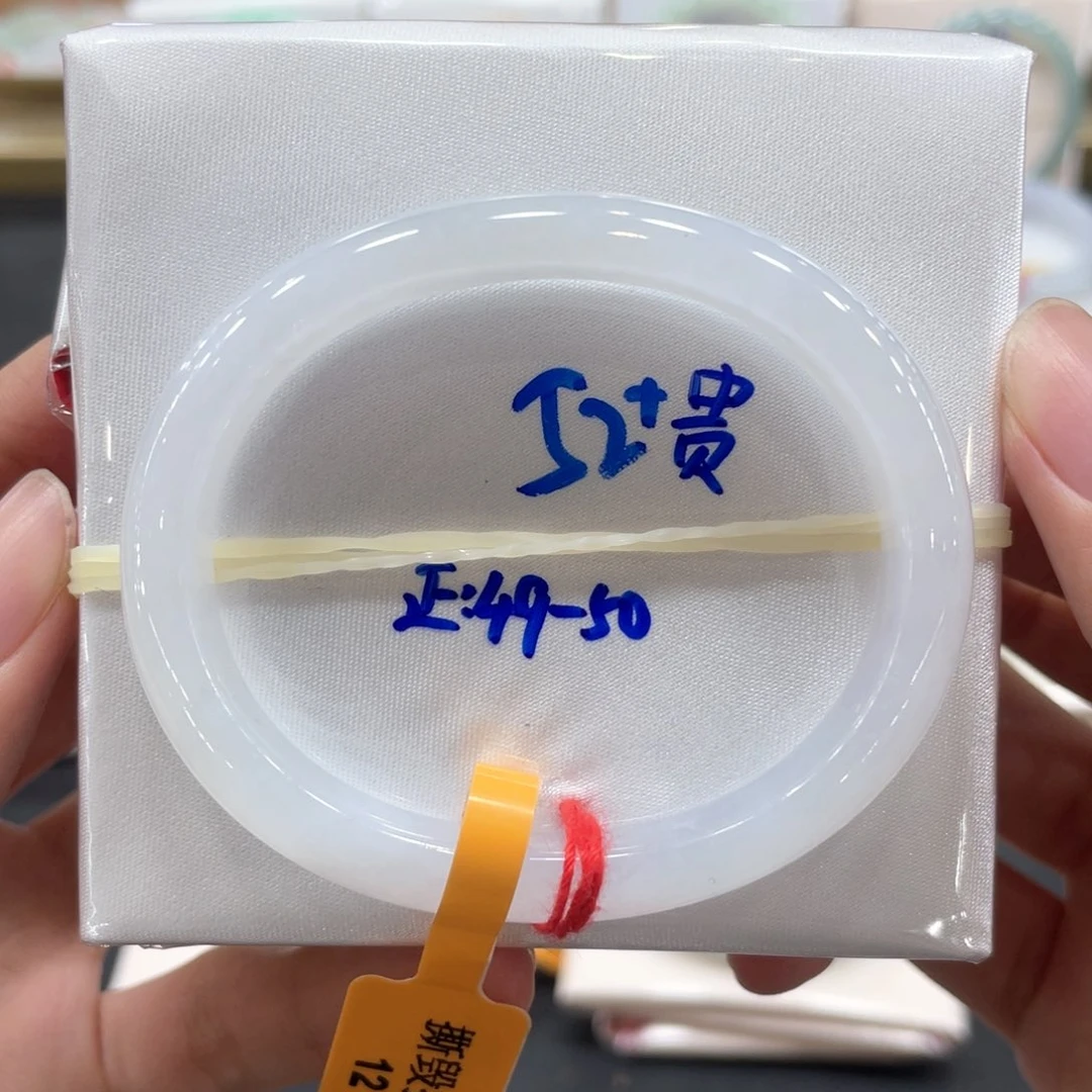 翡翠手镯未镶嵌翡翠手镯