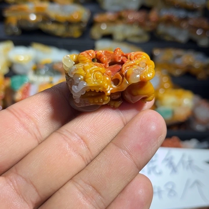石英质玉（黄龙玉）未镶嵌颈饰