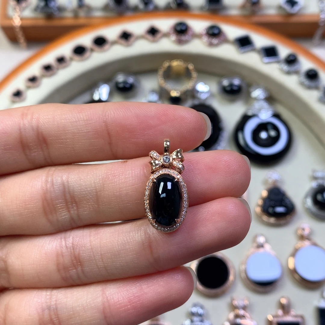 颈饰18K金镶嵌翡翠