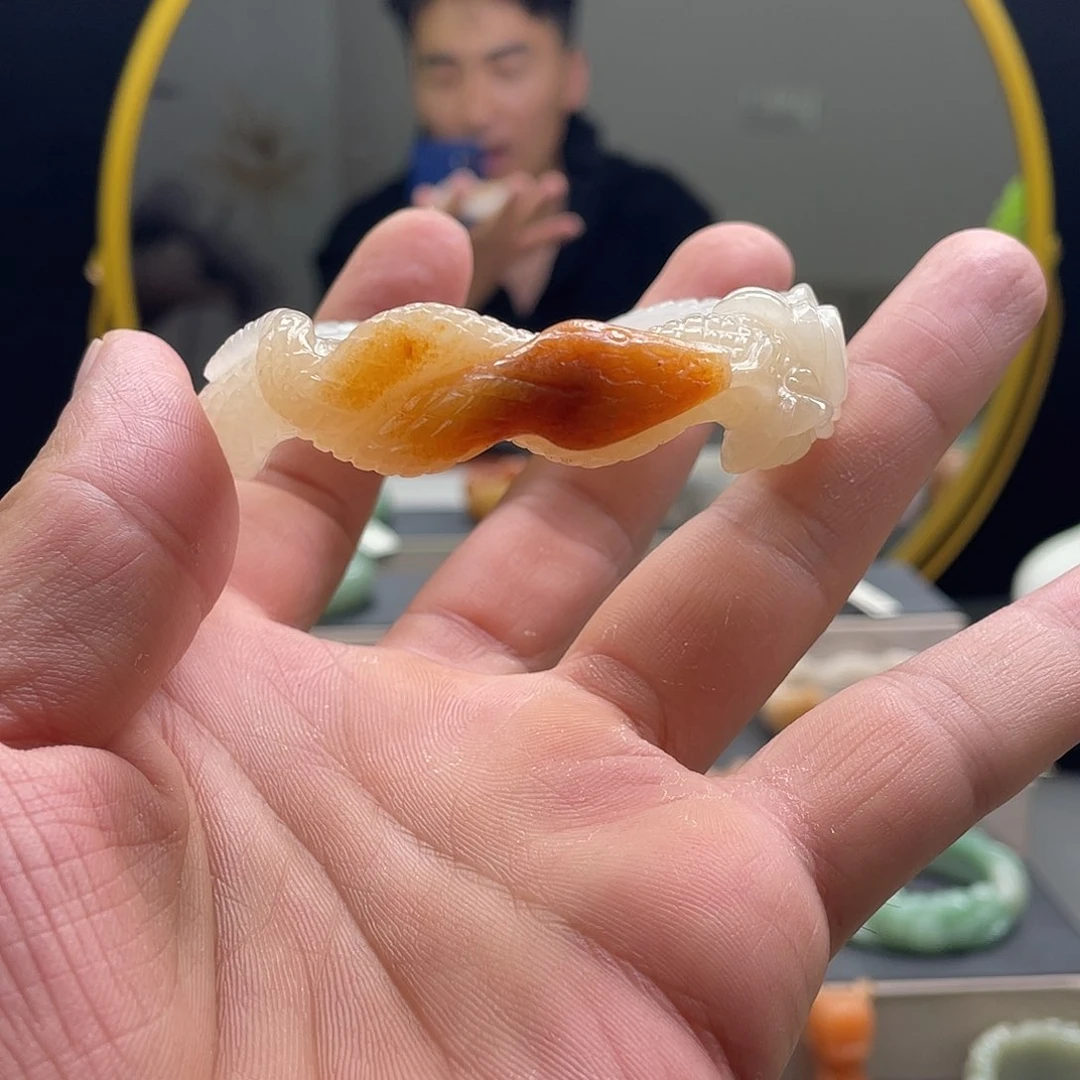 石英质玉手镯未镶嵌过****?