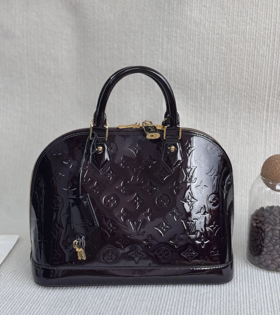 95新 LouisVuitton/路易威登 漆皮车厘子色贝壳包