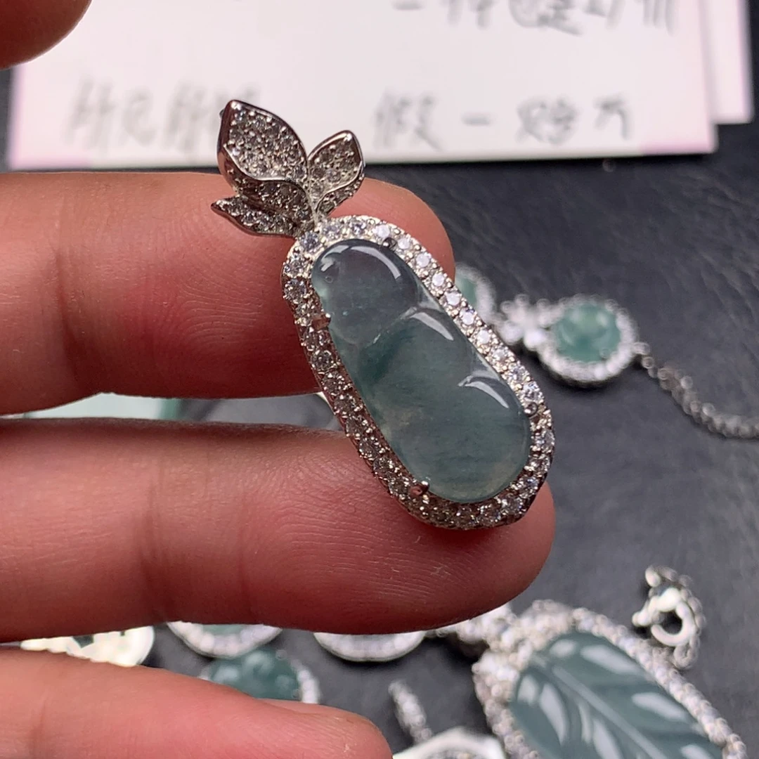 莲***5翡翠未镶嵌颈饰福豆