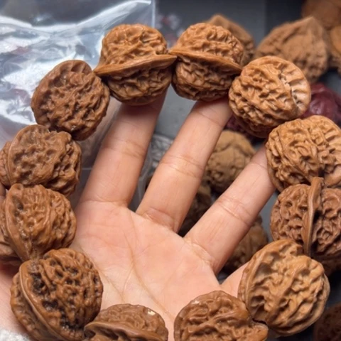 净***志文玩核桃吊坠手持