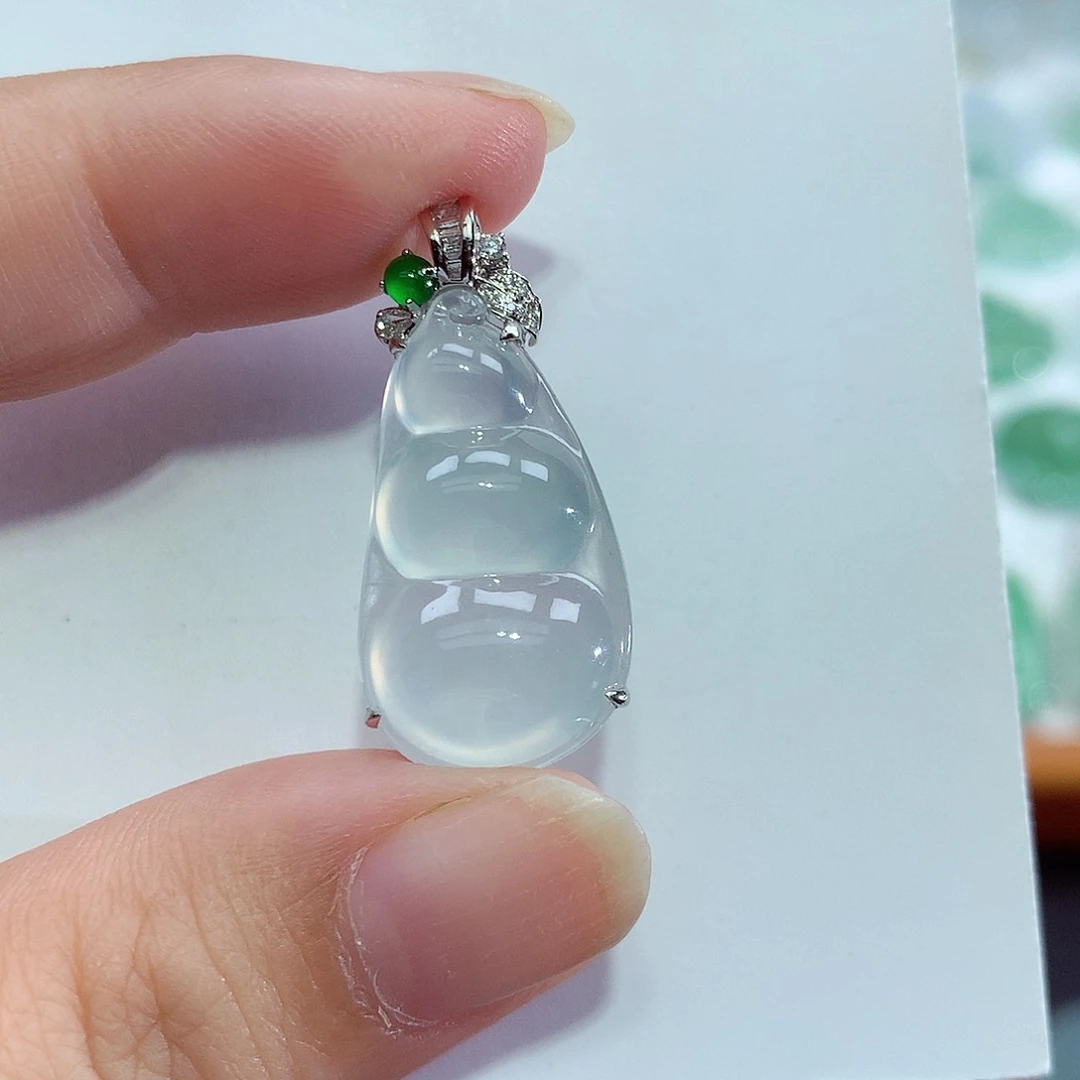 翡翠18K金镶嵌颈饰豆