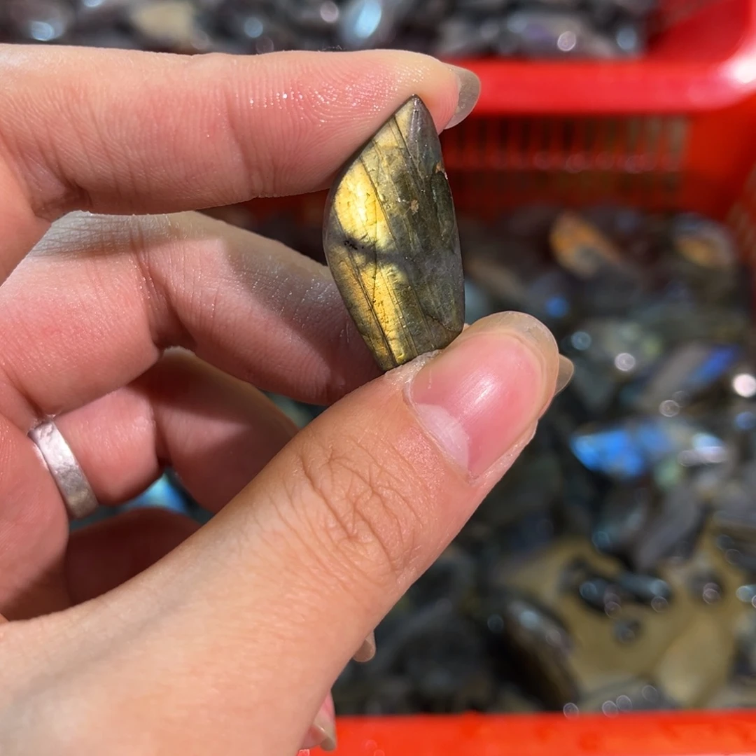 拉长石吊坠未镶嵌数****?