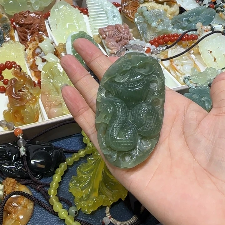 未镶嵌蛇纹石玉吊坠