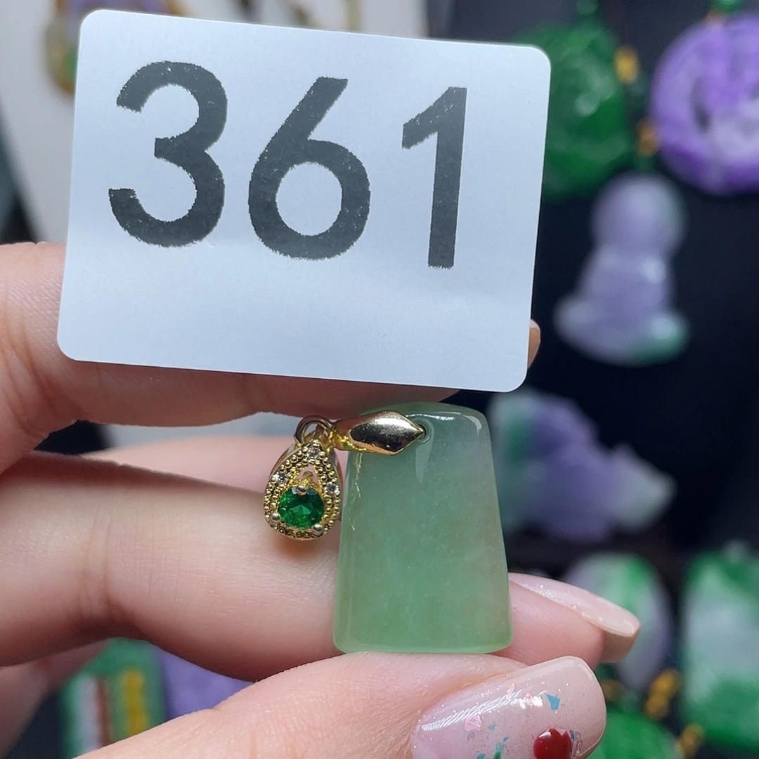 翡翠未镶嵌吊坠(赠链)