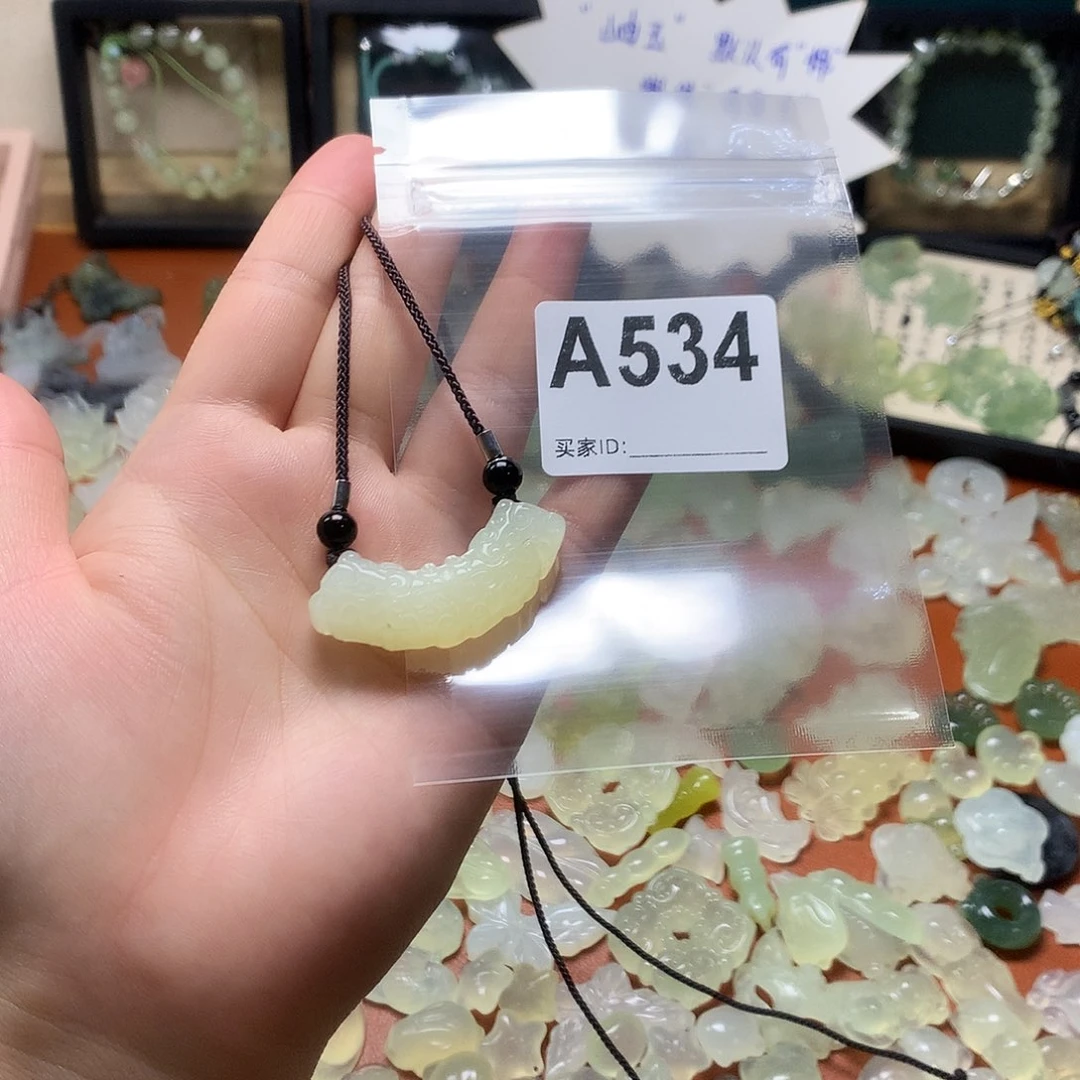 蛇纹石玉颈饰合金阿****理