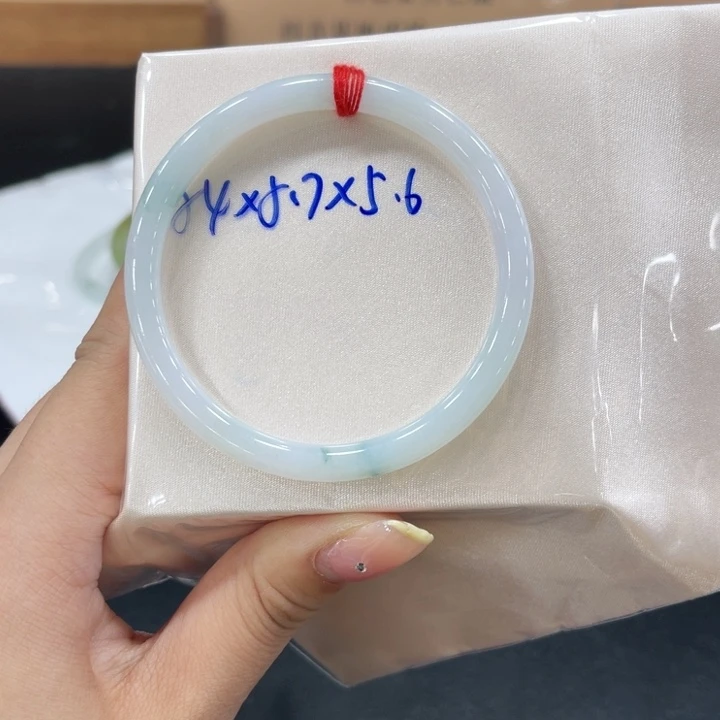 翡翠手镯未镶嵌翡翠