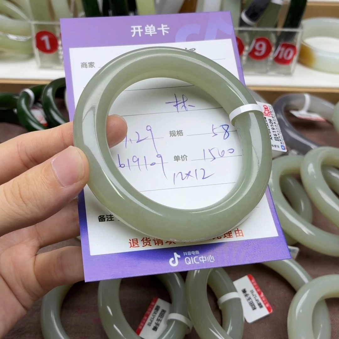 林***和田玉手镯未镶嵌