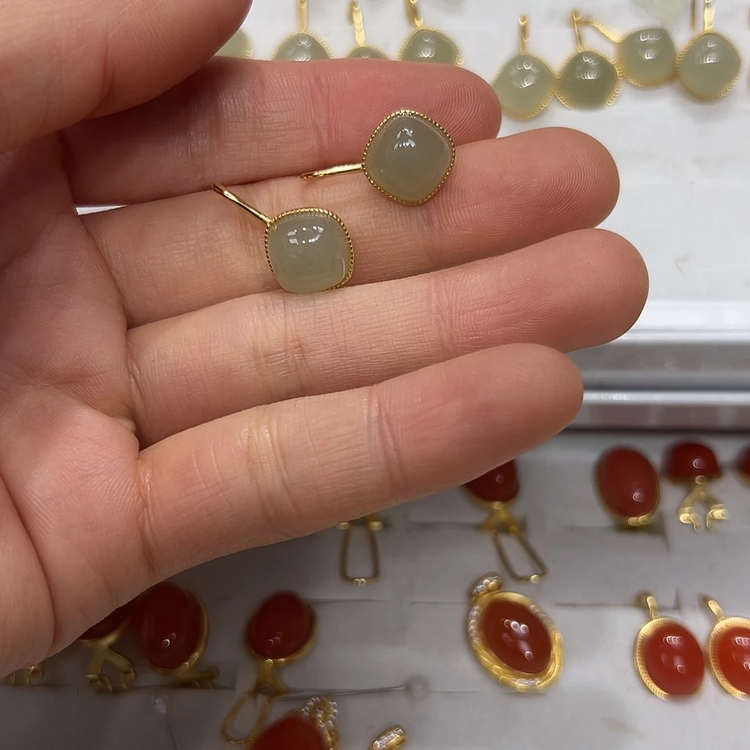 和田玉耳饰颜色多样性发货拍一发一银S925镶嵌猪***你