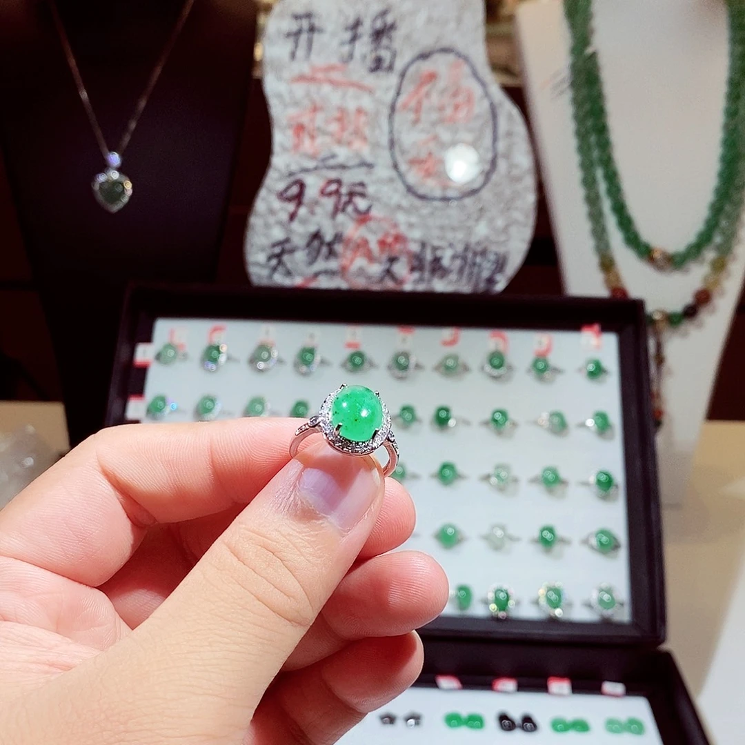 非***白石英质玉（非洲翠）未镶嵌耳钉