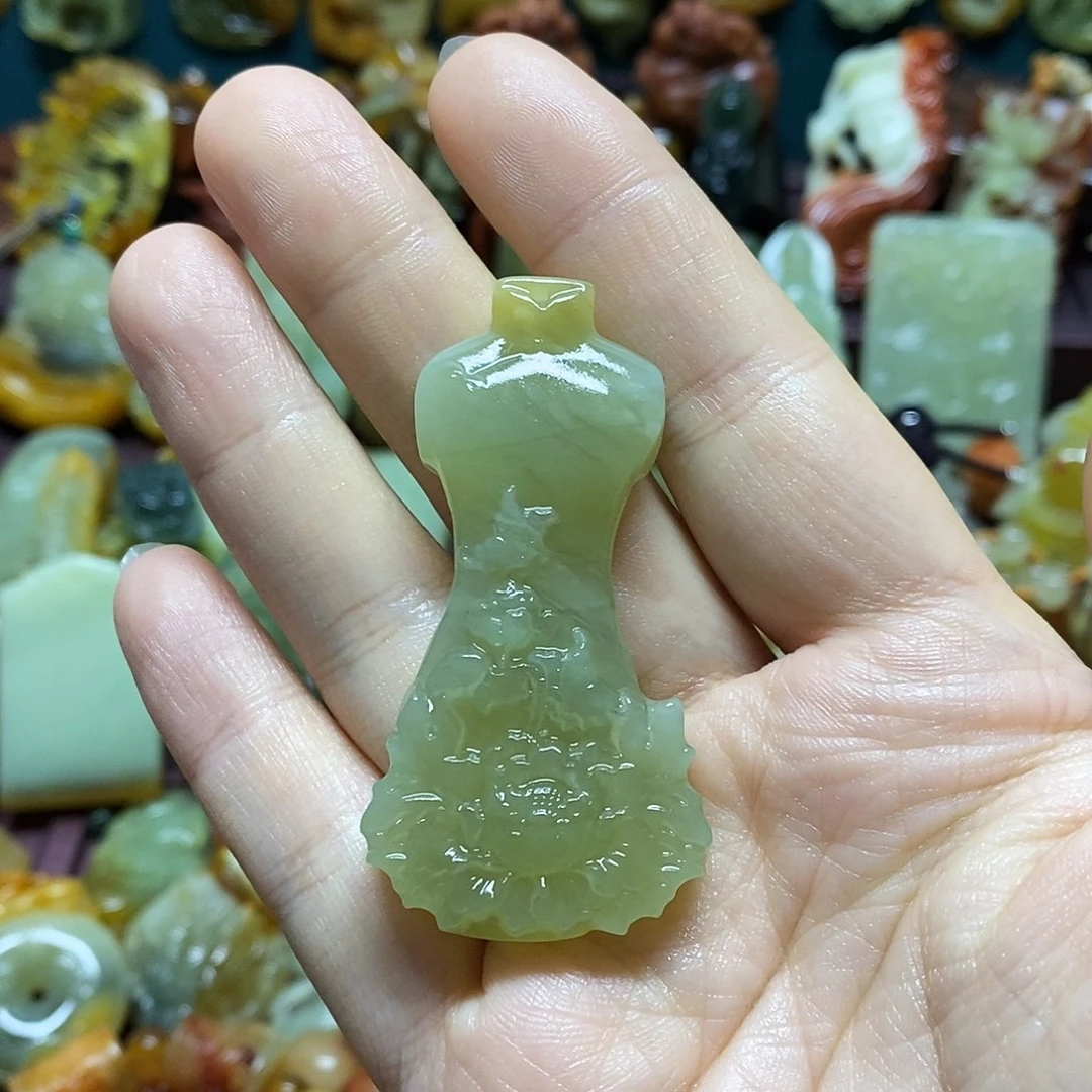 岫玉未镶嵌吊坠(赠链)