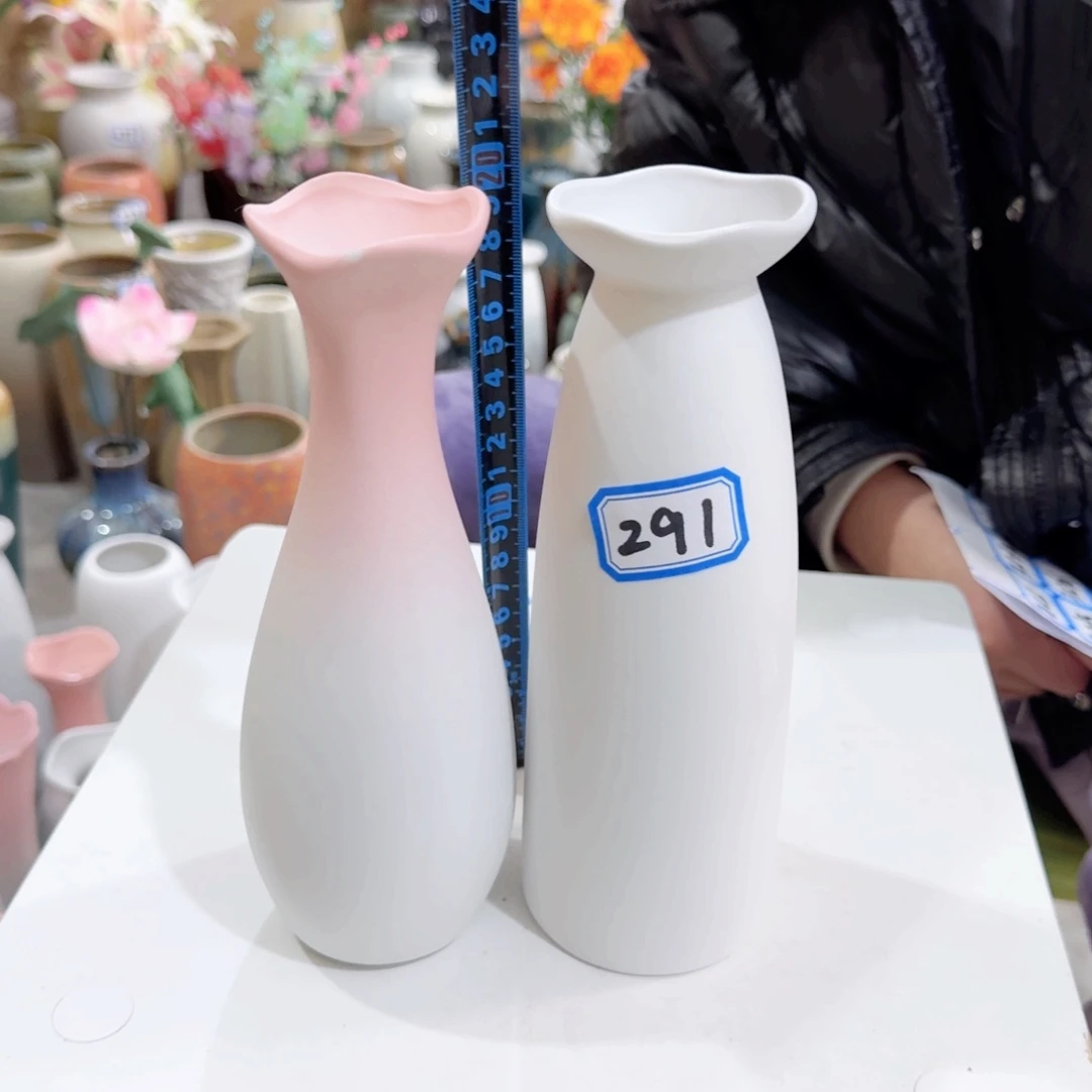 291号一对小花瓶高20厘米瑕疵