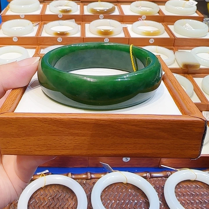 和田玉未镶嵌手镯