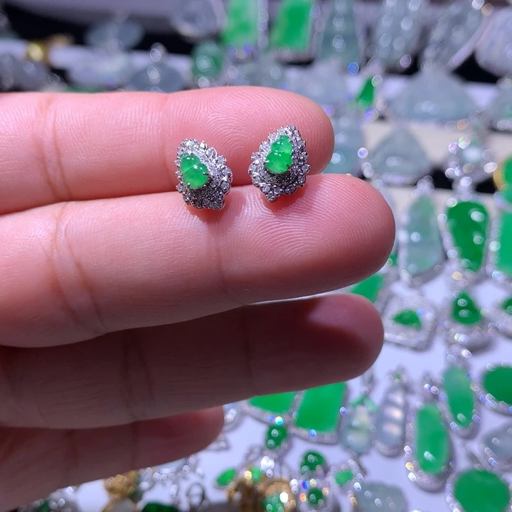 18K金镶嵌翡翠耳饰