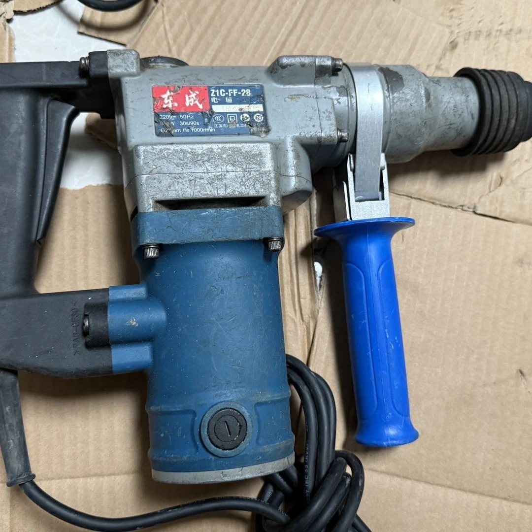 正品东成电锤工业冲击钻大功率家用混泥土打孔破碎膨胀螺丝处理