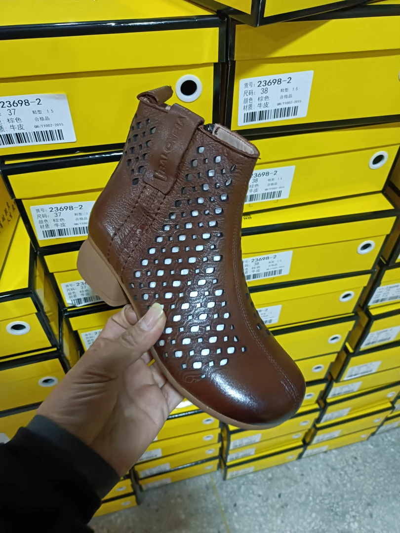 23698头层牛皮复古手工洞洞靴