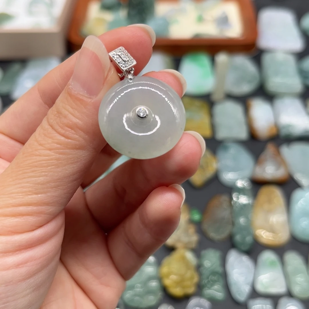 翡翠未镶嵌颈饰平安扣