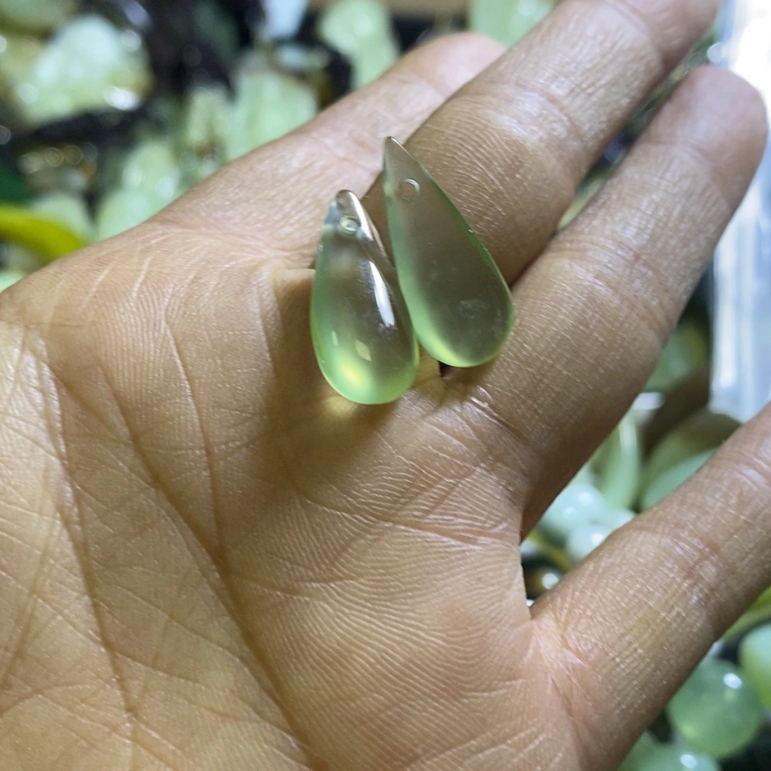 岫玉未镶嵌耳环一对