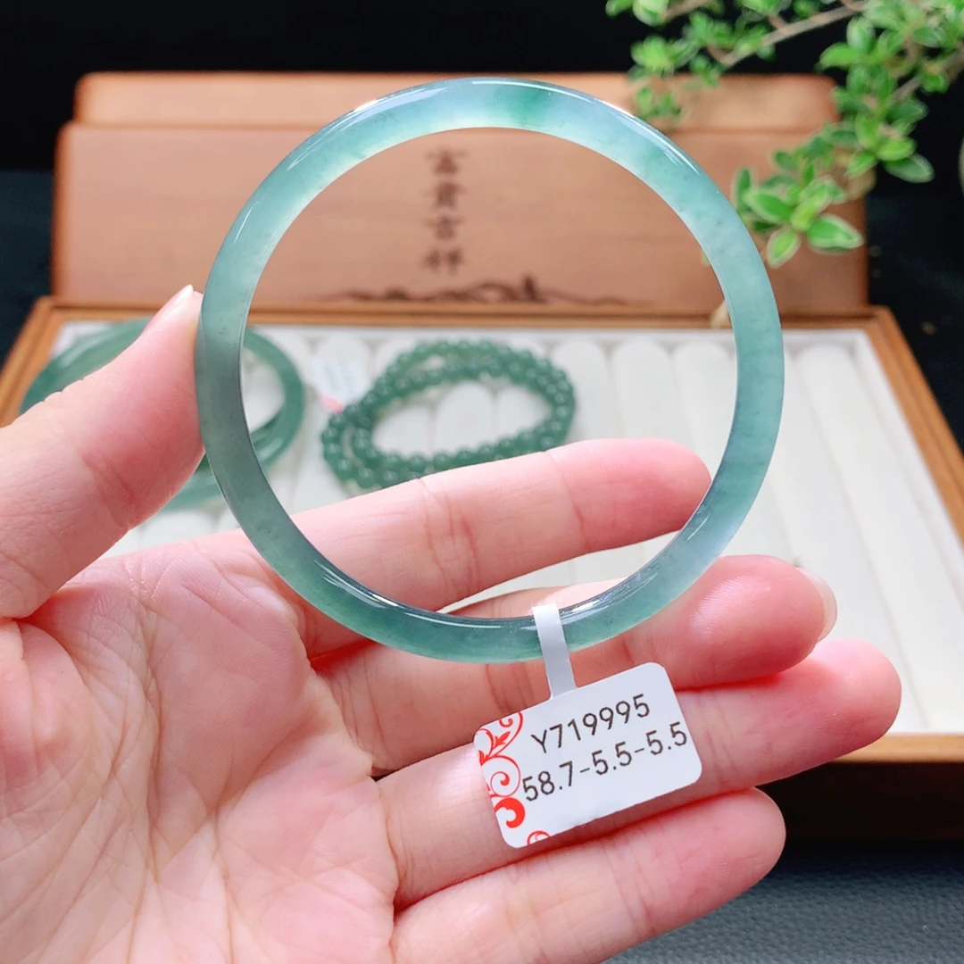 未镶嵌手镯（圆镯）翡翠