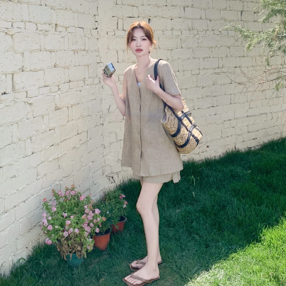 老钱风卡其色套装女夏季2025新款简约休闲V领上衣高腰短裤两件套