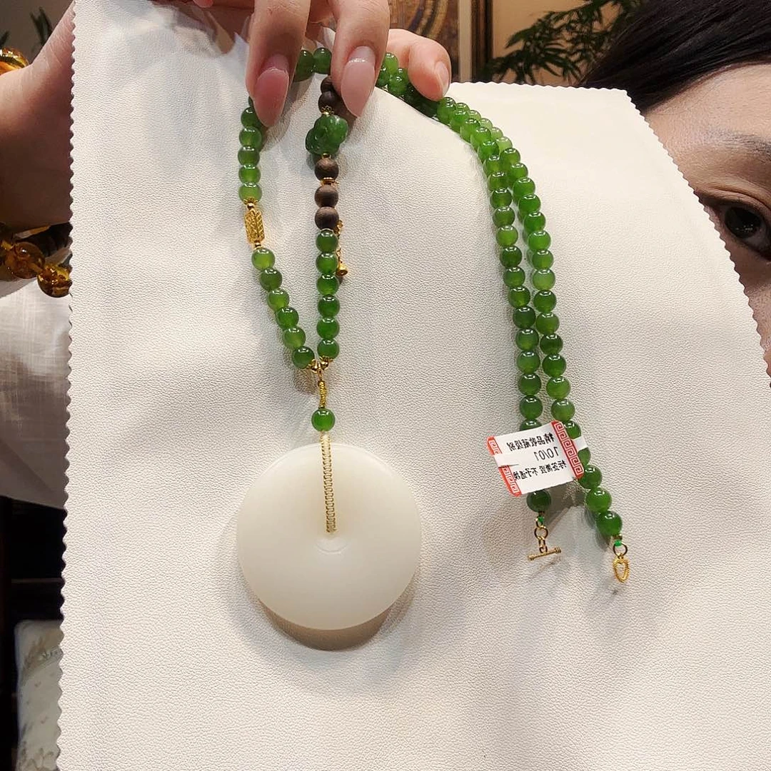 和田玉18K金镶嵌颈饰