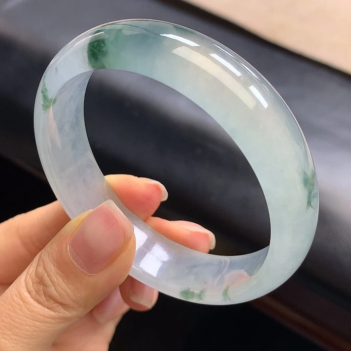 翡翠未镶嵌手镯起光 高货感强