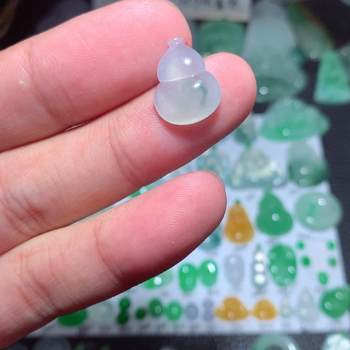 翡翠未镶嵌颈饰葫芦