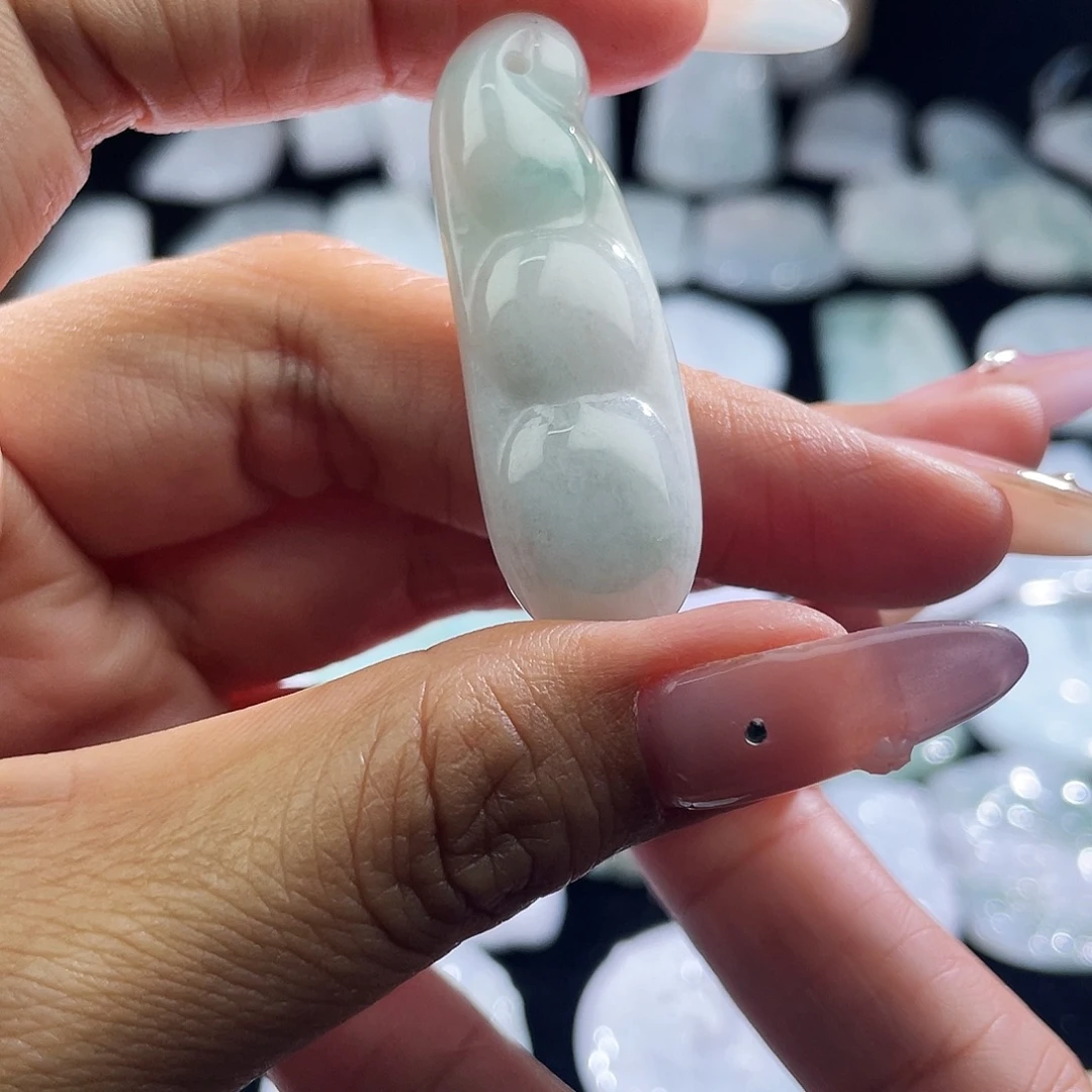 翡翠未镶嵌颈饰福豆