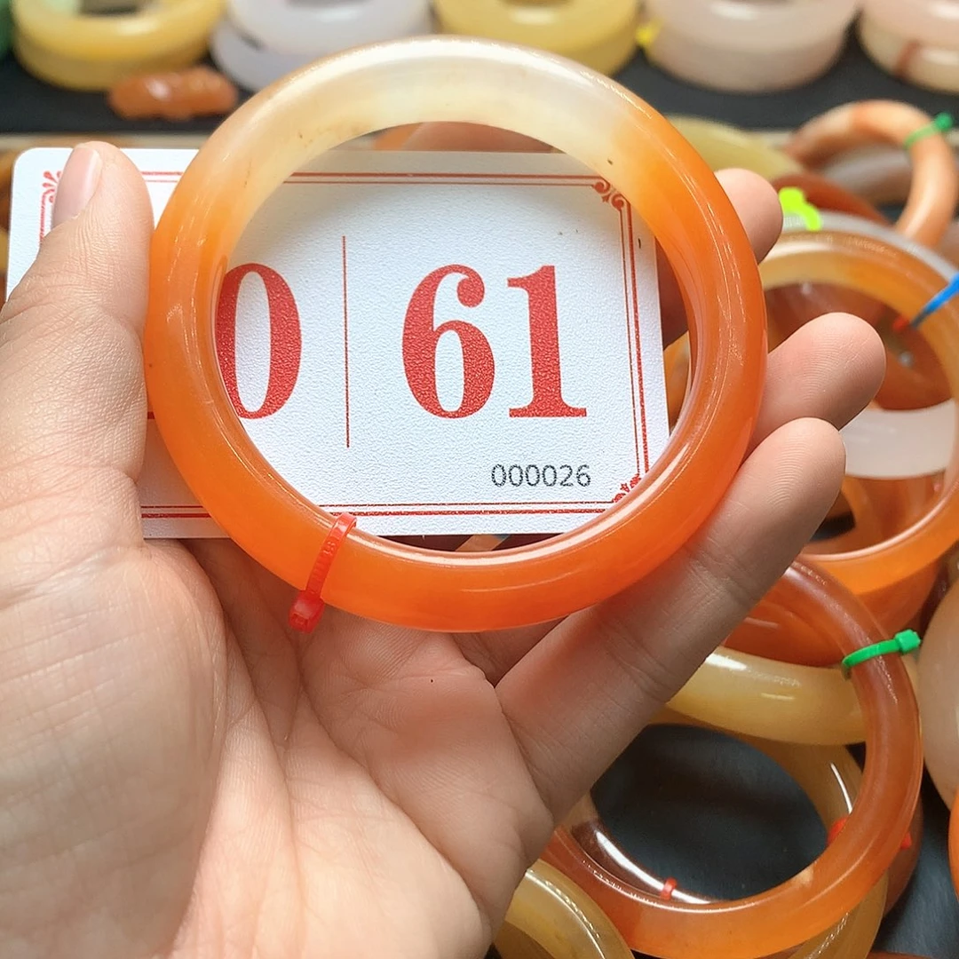 未镶嵌石英质玉（黄龙玉）手镯