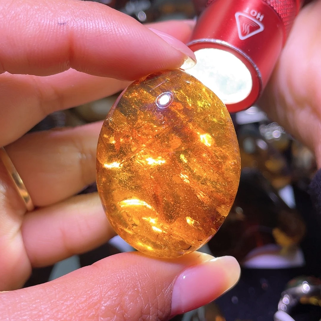 琥珀裸石未镶嵌。