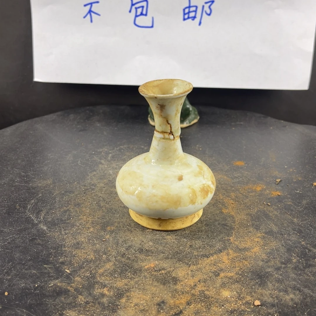 罐漂亮的小瓷器和