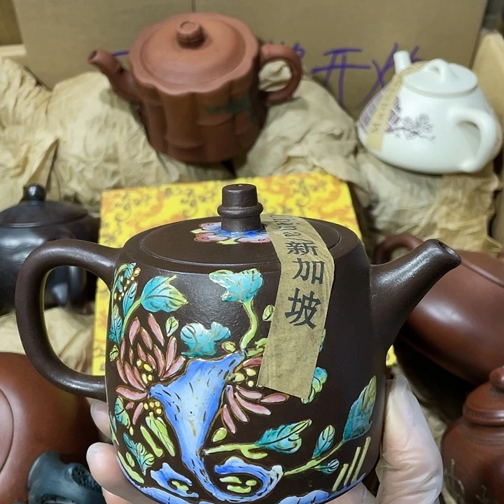 紫砂茶壶原矿泥料，手工制作的一把紫砂壶。