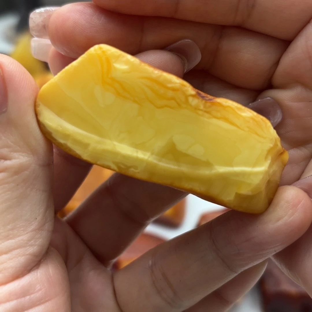 定制琥珀未镶嵌?**?琥珀