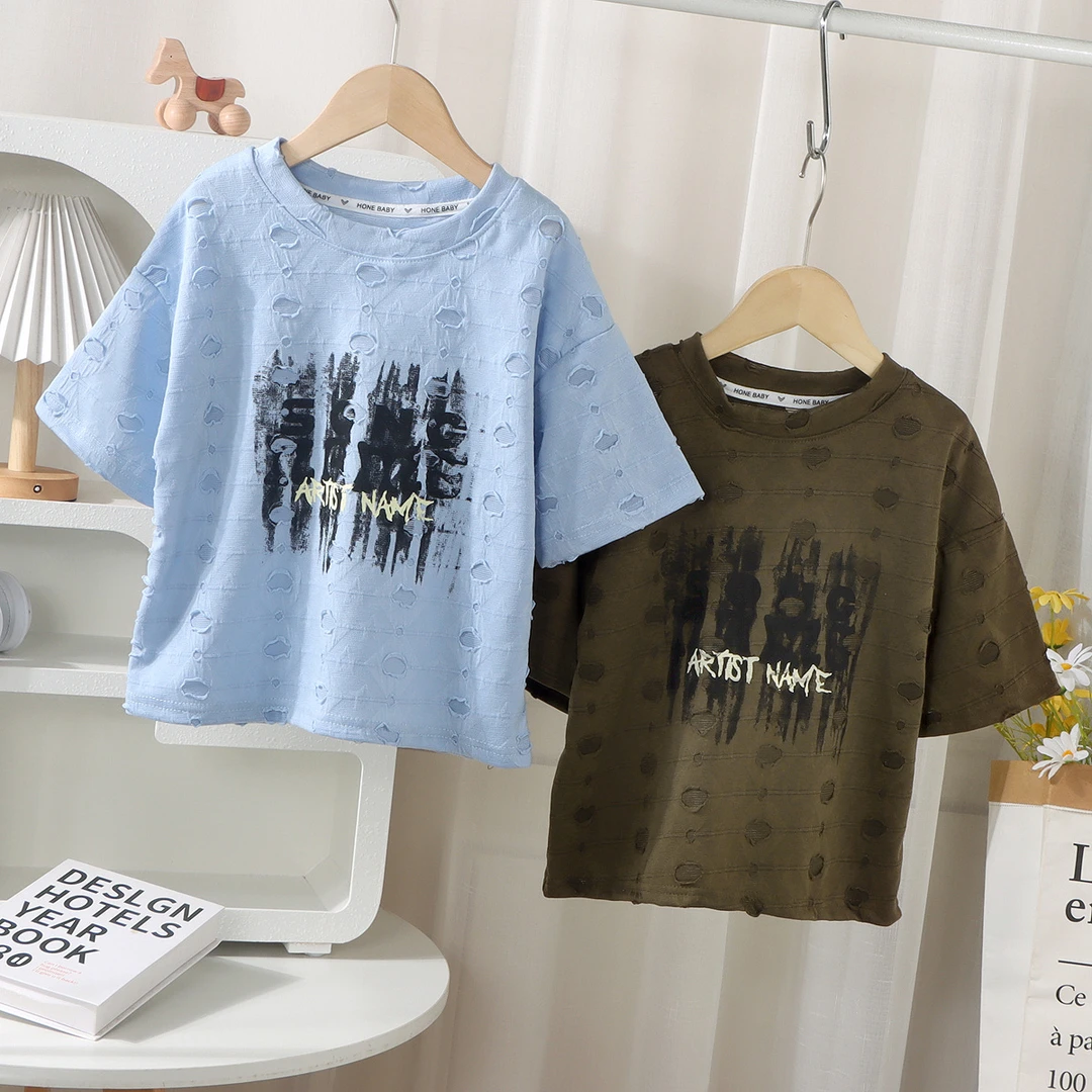 2025新款个性破洞风帅气短袖萌娃时尚出街必备潮娃专属帅气短袖！