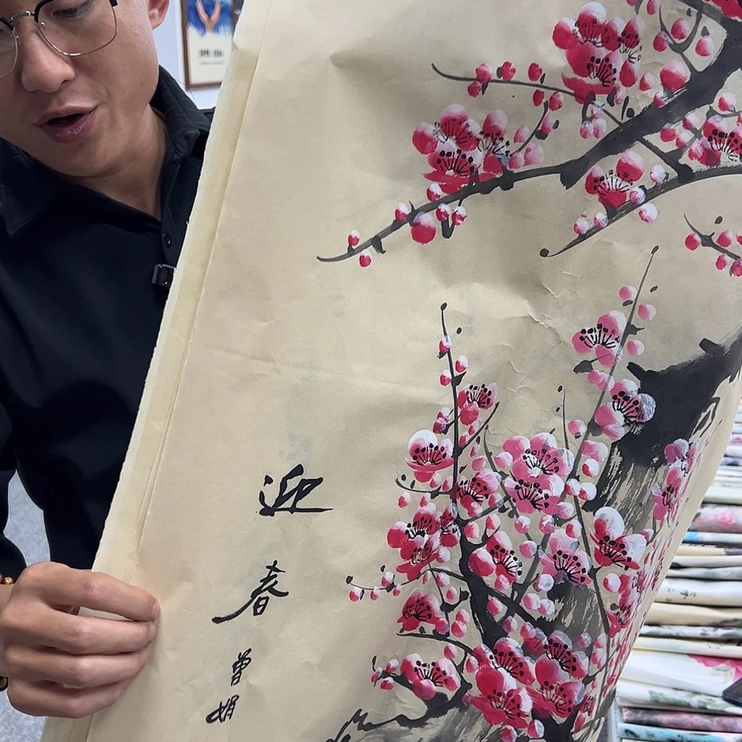 国画卖字画的小男孩