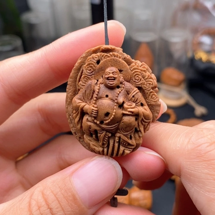 大***熊橄榄核吊坠桃核弥勒佛