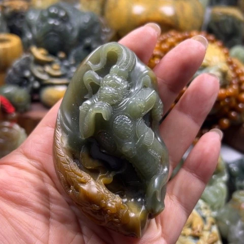 未镶嵌岫岩河磨玉（透闪石质玉）把件