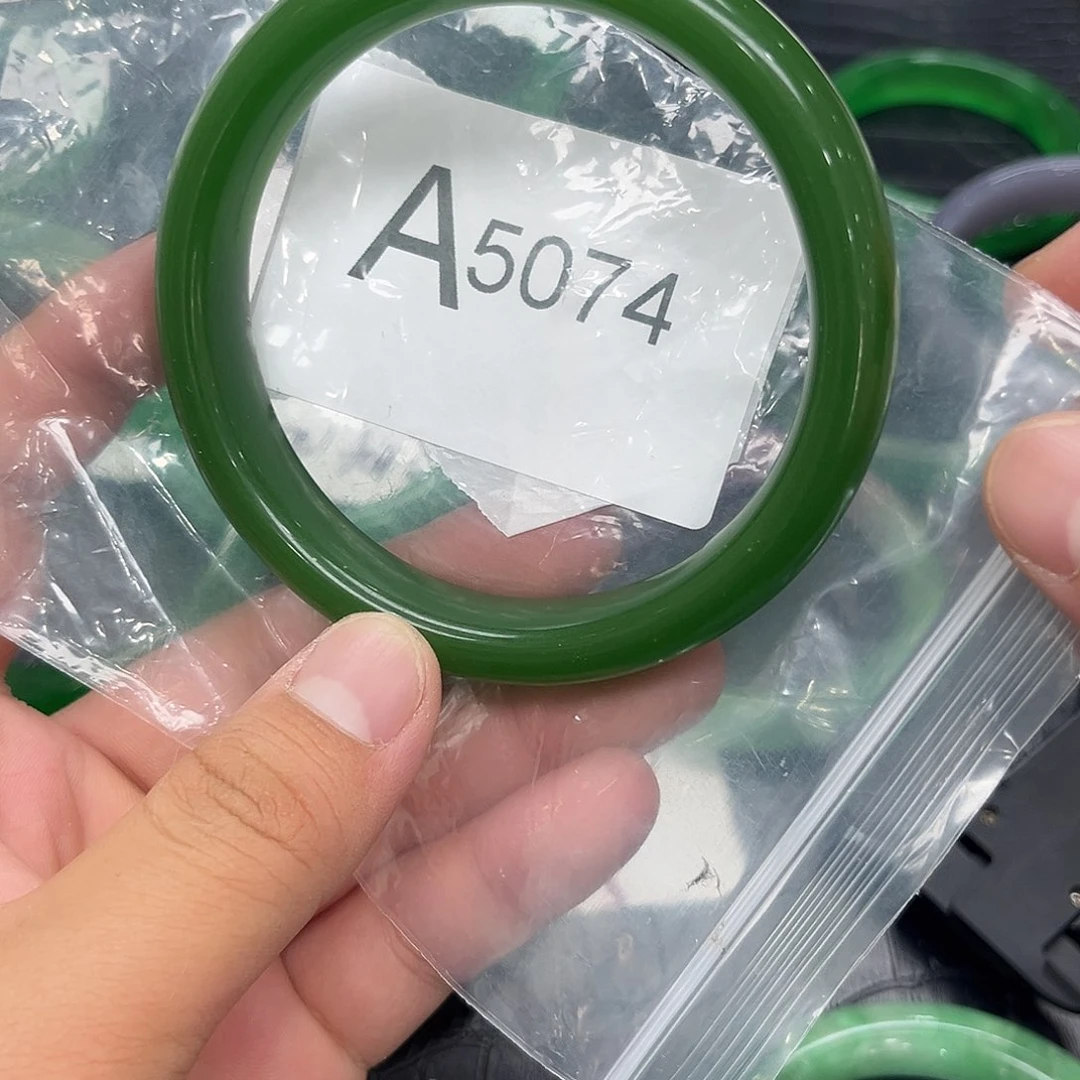 翡翠手镯未镶嵌默认瑕疵