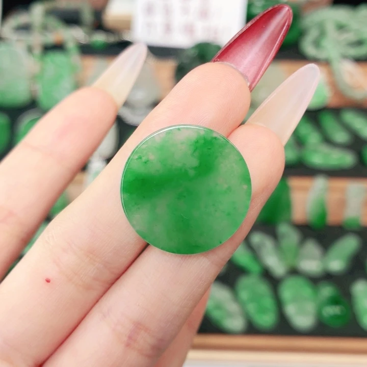 石英质玉（非洲翠）未镶嵌颈饰