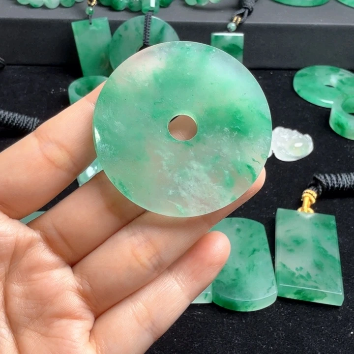 石英质玉未镶嵌颈饰